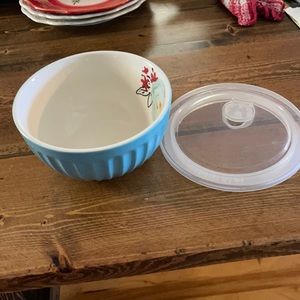 Pioneer woman bowl with lid
